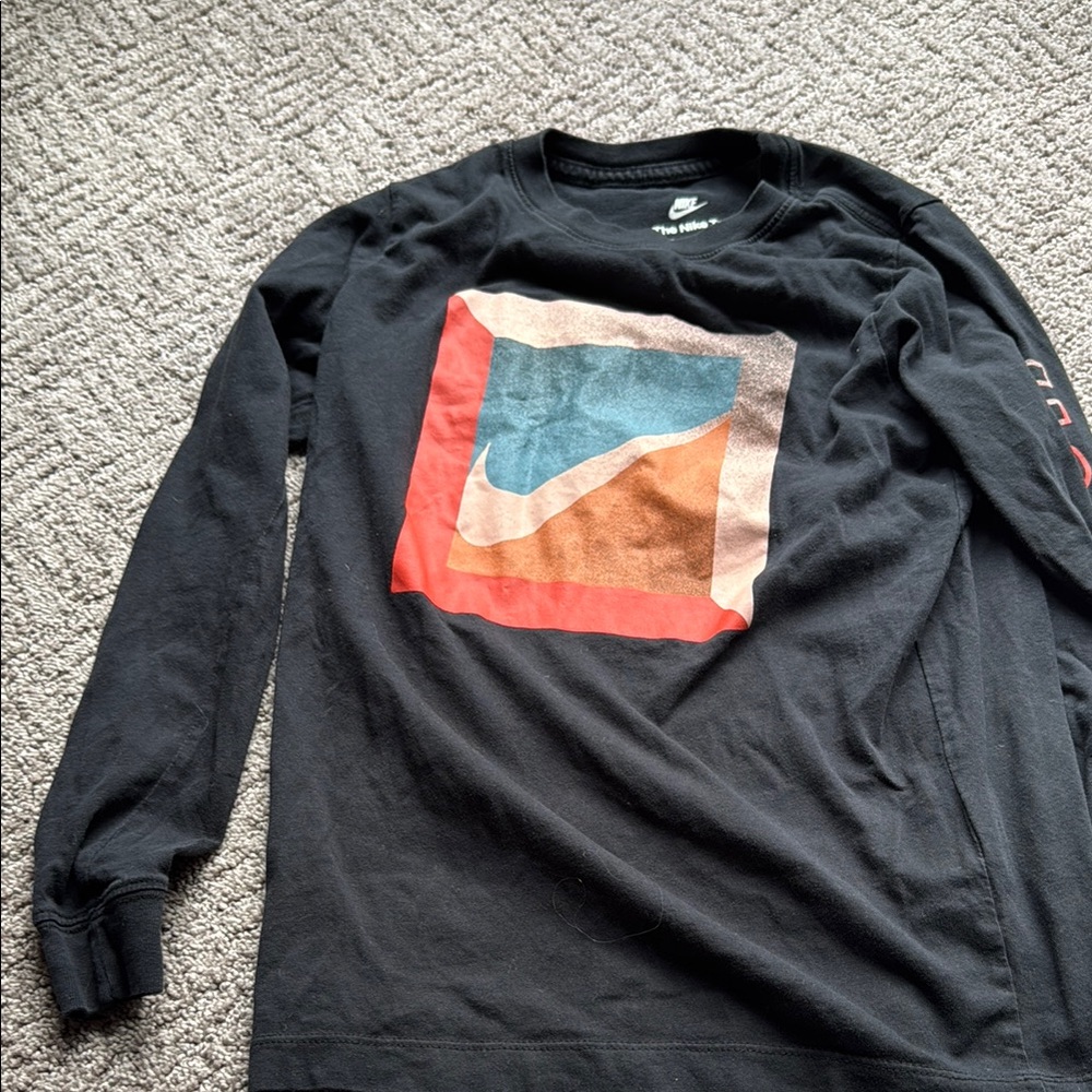 Nike Men's Black Graphic Long Sleeve Shirt